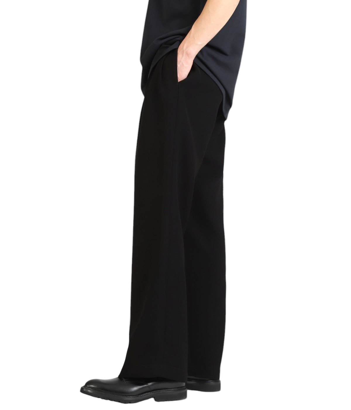 model（184cm / 63kg）B85 W80 H102 着用サイズ：38